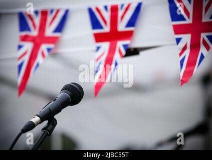 Microfono e union jack che si abbona ad uno degli stand da concerto presso Garth Park, Bicester. Foto Stock