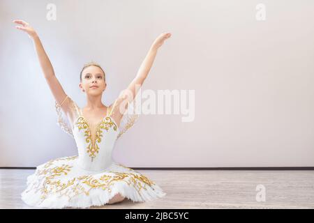 bella ballerina seduta in avanti split Foto Stock