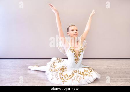 bella ballerina seduta in avanti split Foto Stock