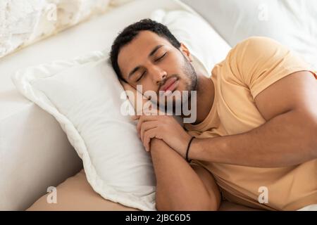 Uomo Medio Oriente che dorme in letto che riposa in camera da letto Foto Stock