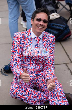 Un fan è vestito fantasia aspetta sul Mall, prima dell'inizio del Platinum Jubilee Pageant di fronte a Buckingham Palace, Londra, il giorno quattro delle celebrazioni del Platinum Jubilee. Data foto: Domenica 5 giugno 2022. Foto Stock