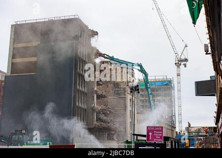 Newcastle upon Tyne Regno Unito: 30th maggio 2022: Commercial Union House demolizione su Pilgrim Street. Vecchi blocchi brutti della torre dell'ufficio che ottengono tirati giù Foto Stock