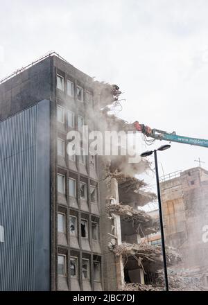 Newcastle upon Tyne Regno Unito: 30th maggio 2022: Commercial Union House demolizione su Pilgrim Street. Vecchi blocchi brutti della torre dell'ufficio che ottengono tirati giù Foto Stock