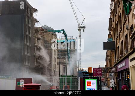 Newcastle upon Tyne Regno Unito: 30th maggio 2022: Commercial Union House demolizione su Pilgrim Street. Vecchi blocchi brutti della torre dell'ufficio che ottengono tirati giù Foto Stock