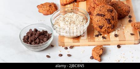 Striscione di biscotti fatti in casa con cioccolato. Colazione sana servita su tavola di legno. Spuntino rustico per uno stile di vita sano. Foto Stock