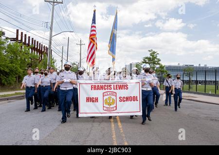 La Francis Lewis High School JrOTC marciò nel College Point, Queens Memorial Day Parade. Un gruppo vario di anni dell'adolescenza con la maggior parte delle maschere che portano. Foto Stock