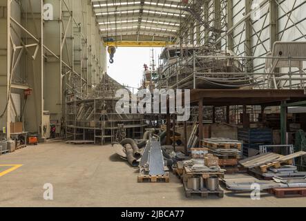 Nave incompiuta presso il cantiere navale di Burela, Galizia, Spagna Foto Stock