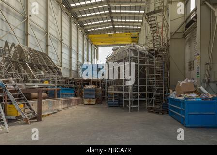 Nave incompiuta presso il cantiere navale di Burela, Galizia, Spagna Foto Stock