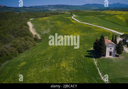 Veduta aerea della Capella di Vitaleta in Toscana Foto Stock