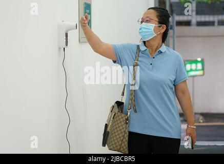 Pechino, Cina. 5th giugno 2022. Un membro dello staff ha la sua temperatura corporea controllata in un sito di esame del prossimo esame di ingresso al college nazionale per il 2022 a Pechino, capitale della Cina, 5 giugno 2022. Un nuovo apogeo di 11,93 milioni di studenti parteciperà all'esame di ingresso del college nazionale cinese per il 2022, noto anche come "gaokao". Credit: Ren Chao/Xinhua/Alamy Live News Foto Stock