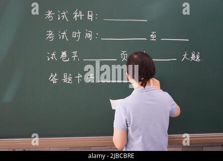 Pechino, Cina. 5th giugno 2022. Un membro dello staff scrive le informazioni sull'esame su una lavagna in un sito di esame del prossimo esame di ingresso del college nazionale per il 2022 a Pechino, capitale della Cina, 5 giugno 2022. Un nuovo apogeo di 11,93 milioni di studenti parteciperà all'esame di ingresso del college nazionale cinese per il 2022, noto anche come "gaokao". Credit: Ren Chao/Xinhua/Alamy Live News Foto Stock