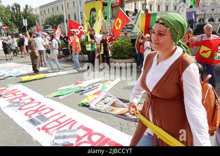 La rete Kurdistan in Italia e le Associazioni del Centro Culturale Ararat protestano contro l'invasione turca del Kurdistan, a Roma, Italia, il 4 giugno 2022Turkish l'Esercito ha lanciato attacchi al Kurdistan meridionale dallo scorso aprile 17. Il 1 giugno, il Segretario di Stato degli Stati Uniti Anthony Blinken ha messo in guardia la Turchia contro qualsiasi operazione militare contro i combattenti siriani curdi nel Nord-Est della Siria. (Foto di Elisa Gestri/ Sipa USA) Foto Stock