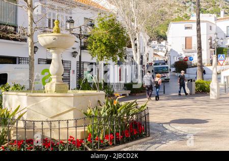 MIJAS, SPAGNA - 01 MARZO 2022 nella piazza centrale, si può vedere la fontana e la panchina dell'artista marmoreo El Galiano con pietre portate dal floo Foto Stock