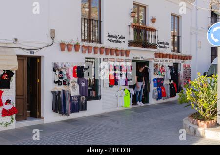 MIJAS, SPAGNA - 01 MARZO 2022 nella piazza centrale, si può vedere la fontana e la panchina dell'artista marmoreo El Galiano con pietre portate dal floo Foto Stock