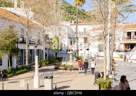 MIJAS, SPAGNA - 01 MARZO 2022 nella piazza centrale, si può vedere la fontana e la panchina dell'artista marmoreo El Galiano con pietre portate dal floo Foto Stock