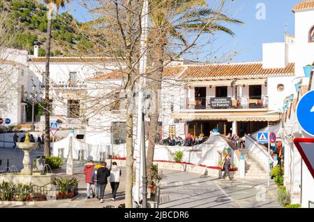 MIJAS, SPAGNA - 01 MARZO 2022 nella piazza centrale, si può vedere la fontana e la panchina dell'artista marmoreo El Galiano con pietre portate dal floo Foto Stock