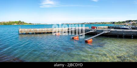 Barche area parcheggio sicuro a jeties in legno in Hafrsfjord zona residenziale sobborgo, Stavanger, Norvegia, maggio 2018 Foto Stock