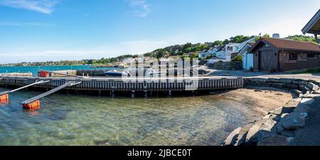 Barche parcheggiate a moli di legno nel sobborgo di Madla su una costa del fiordo di Hafrsfjord, Stavanger, Norvegia, maggio 2018 Foto Stock