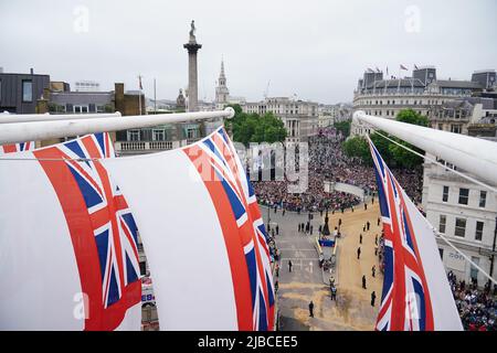 La folla si raduna intorno a Trafalgar Square, Londra, davanti al Pageant del Giubileo del platino il giorno quattro delle celebrazioni del Giubileo del platino. Data foto: Domenica 5 giugno 2022. Foto Stock