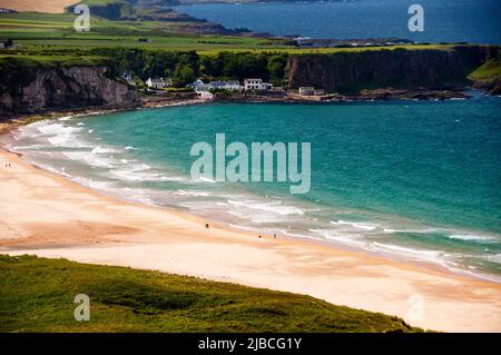 Whitepark Bay sulla costa di Antrim nell'Irlanda del Nord. Foto Stock