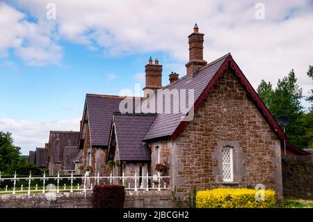 Case a terrazza in pietra di Ardagh, Irlanda. Foto Stock