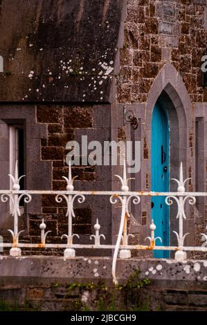 Cut pietra arti e artigianato stile casa con un ingresso in stile gotico ad arco nel villaggio progettato di Ardagh, Irlanda. Foto Stock