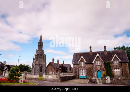 Ardagh, Irlanda, con una torre dell'orologio in stile gotico indipendente. Foto Stock