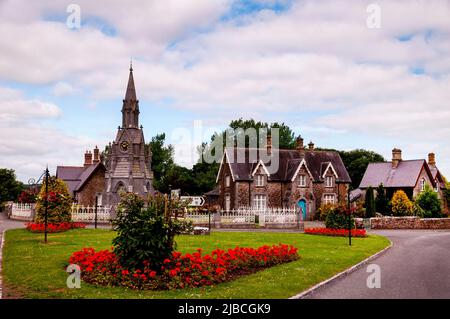 Ardagh, Irlanda, con una torre dell'orologio in stile gotico indipendente. Foto Stock