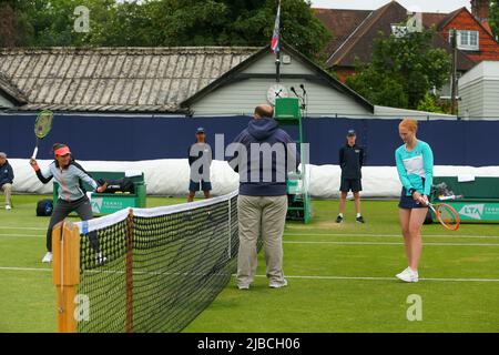 Londra, Regno Unito. 5th giugno 2022; Surbiton Racket & amp; Fitness Club, Surbiton, Londra, Inghilterra: Torneo di tennis del Trofeo di Surbiton, finale del singolo femminile: Arina Rodionova (AUS) versus Alison Van Uytvanck (bel): Giocatori che si allineano per il lancio della moneta. Credit: Action Plus Sports Images/Alamy Live News Foto Stock