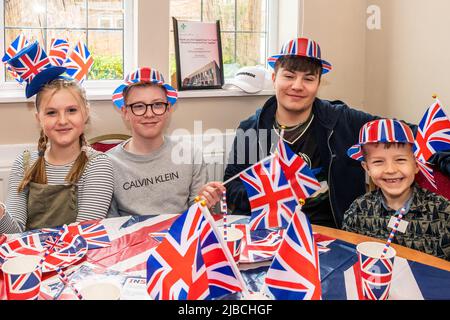 Clifford Chambers, Warwickshire, Regno Unito. 5th giugno 2022. Il pittoresco villaggio di Clifford Chambers ha tenuto un Platinum Jubilee nel suo municipio oggi. Enojying il divertimento era Talulla, Teddie, Oscar e Bert Reddan da Clifford Chambers. Credit: AG News/Alamy Live News Foto Stock