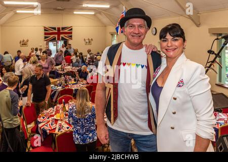 Clifford Chambers, Warwickshire, Regno Unito. 5th giugno 2022. Il pittoresco villaggio di Clifford Chambers ha tenuto un Platinum Jubilee nel suo municipio oggi. I musicisti Mick Gough e Suzanna Kelly di Stratford-upon-Avon hanno intrattenendo la folla al party. Credit: AG News/Alamy Live News Foto Stock