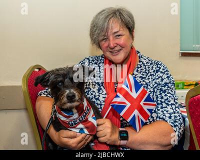 Clifford Chambers, Warwickshire, Regno Unito. 5th giugno 2022. Il pittoresco villaggio di Clifford Chambers ha tenuto un Platinum Jubilee nel suo municipio oggi. Godendo le celebrazioni sono stati Geroge il cane e Lisa Collins da Clifford Chambers. Credit: AG News/Alamy Live News Foto Stock