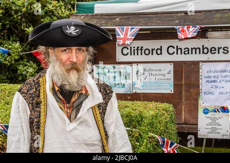 Clifford Chambers, Warwickshire, Regno Unito. 5th giugno 2022. Il pittoresco villaggio di Clifford Chambers ha tenuto un Platinum Jubilee nel suo municipio oggi. Godendo dei festeggiamenti è stato Stewart il pirata da Clifford Chambers. Credit: AG News/Alamy Live News Foto Stock