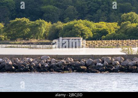 Vista di una pelle birdwatching su Brownsea Island che si affaccia sulla laguna, da Poole Harbour, Dorset, Inghilterra, Regno Unito Foto Stock