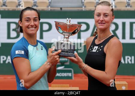 5th giugno 2022; Roland Garros, Parigi, Francia: Torneo Open di tennis francese, finale di doppio femminile; Caroline Garcia (fra) e Kristina Mladenovic (fra) hanno vinto il Trofeo come vincitori delle doppie femminili Foto Stock