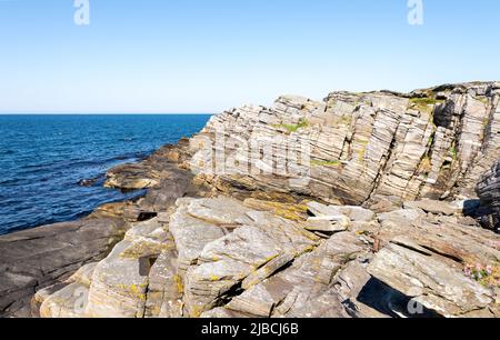 Grandi rocce e formazioni geologiche lungo la costa nel sobborgo di Kvernevik, Stavanger, Norvegia, maggio 2018 Foto Stock