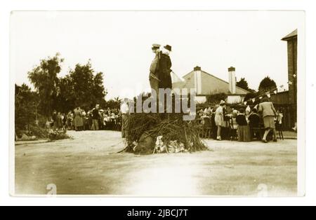 Foto originale della famiglia dell'era della seconda Guerra Mondiale di un'effigie di Hitler e Mussolini durante una festa di strada "Victory Over Japan Day" (V.J. Day) / Victory in Japan Day in un sobborgo britannico. Il 15 agosto è il V-J Day ufficiale per il Regno Unito, mentre la commemorazione ufficiale degli Stati Uniti è il 2 settembre. Questa festa di strada ha avuto luogo 2 giorni dopo, un venerdì, datato 17 agosto 1945, Regno Unito Foto Stock