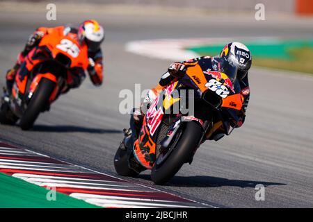 Barcellona, Spagna. 5th giugno 2022; circuito de Catalunya, Montmelo, Barcellona, Spagna: Gran Premi Monster Energy de Catalunya, MotoGP di Spagna, gara giorno: Miguel Oliveira del Portogallo corre la (88) Red Bull KTM Factory MotoGP Leads seguita da Raul Fernandez di Spagna corre la (25) Tech3 KTM Factory MotoGP durante il giro di riscaldamento Credit: Action Plus Sports Images/Alamy Live News Foto Stock