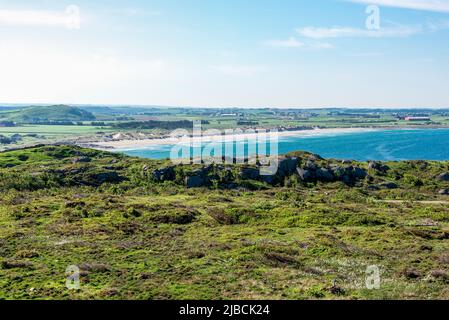 Una vista distante dalla bellissima lunga spiaggia di sabbia bianca di Hellestostostranden mentre si camminano lungo la costa settentrionale del mare, città di Stavanger, Norvegia, maggio 2018 Foto Stock