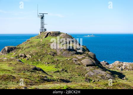 Vista sul mare del Nord e sull'isola del faro di Feistein da un trekking tra le spiagge di Hellesto e Vigdel, Stavanger, Norvegia, maggio 2018 Foto Stock