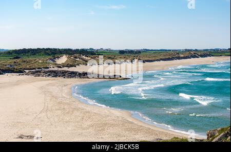 Una vista a lungo bella spiaggia di sabbia di Hellestostostranden e la zona circostante con colline verdi e campi vicino Stavanger città, Norvegia, maggio 2018 Foto Stock