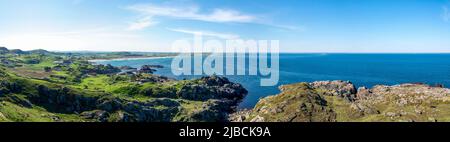 Panorama della splendida costa verde e rocciosa norvegese vicino alla spiaggia di Hellestostostranden, Stavanger, Norvegia, maggio 2018 Foto Stock