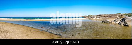 Piscina panoramica poco profonda sulla spiaggia di Hellesto, Stavanger, Norvegia, maggio 2018 Foto Stock