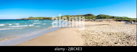 Panorama della spiaggia di Hellesto e della vicina costa con colline verdi, Stavanger, Norvegia, maggio 2018 Foto Stock