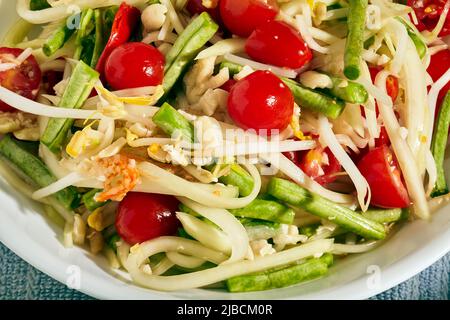 Som Tum Salad, un piatto classico della Thailandia riprodotto in una cucina americana Foto Stock