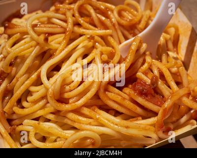 Sphaghetti in stile filapine con fette di hot dog serviti in un ristorante di fast food Jollibee a Queens, NY Foto Stock