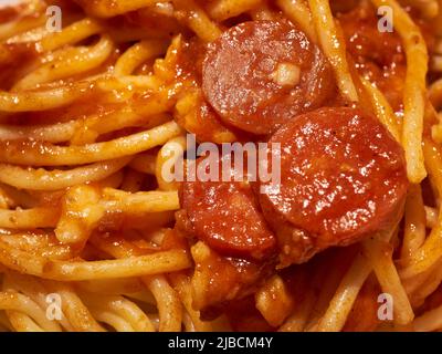 Sphaghetti in stile filapine con fette di hot dog serviti in un ristorante di fast food Jollibee a Queens, NY Foto Stock
