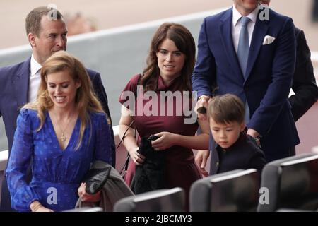 (Da sinistra a destra) Peter Phillips, la principessa Beatrice, la principessa Eugenie, Christopher Woolf ed Edoardo Mapelli Mozzi durante il Platinum Jubilee Pageant di fronte a Buckingham Palace, Londra, il giorno quattro delle celebrazioni del Platinum Jubilee. Data foto: Domenica 5 giugno 2022. Foto Stock