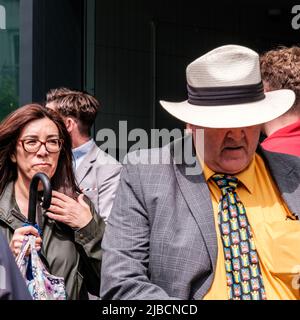 Epsom Surrey, Londra UK, giugno 04 2022, uomo che indossa Bright Orange Shirt e Tie e Panama Hat con moglie dietro Foto Stock