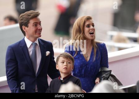 Principessa Beatrice, Christopher Woolf ed Edoardo Mapelli Mozzi (a sinistra) durante il Platinum Jubilee Pageant di fronte a Buckingham Palace, Londra, il quarto giorno delle celebrazioni del Platinum Jubilee. Data foto: Domenica 5 giugno 2022. Foto Stock